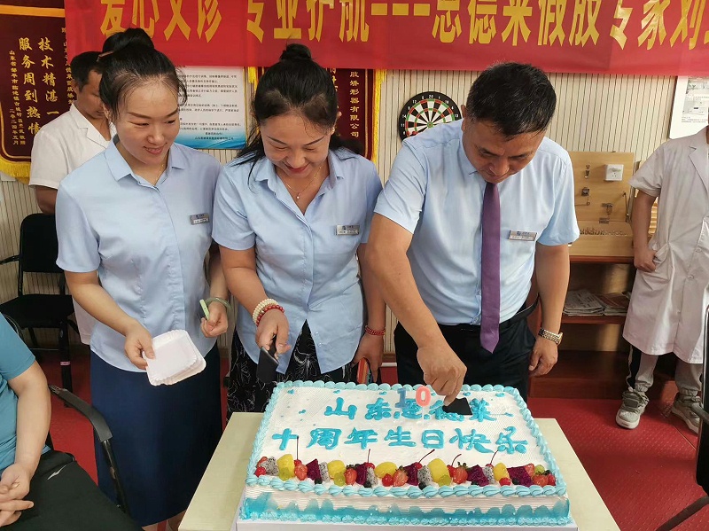 恩德萊山東愛(ài)心店喜迎10周年慶典，孫祥禮總經(jīng)理與客戶共享喜悅時(shí)刻