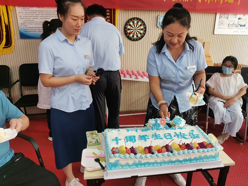 恩德萊山東愛(ài)心店喜迎10周年慶典，孫祥禮總經(jīng)理與客戶共享喜悅時(shí)刻