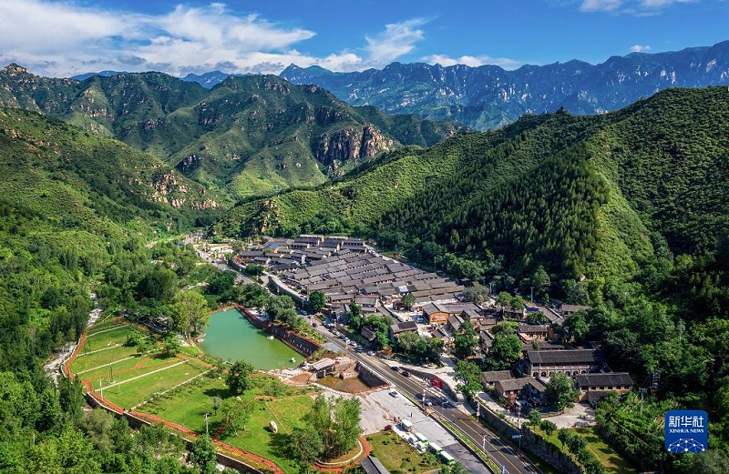 河北省阜平縣駱駝灣村景色(2021年7月23日攝，無(wú)人機(jī)照片)；新華社記者朱旭東攝