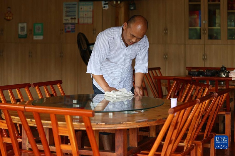 在湖南省湘西土家族苗族自治州十八洞村，楊正邦在自家農(nóng)家樂打掃衛(wèi)生(2022年7月2日攝)。新華社記者薛宇舸攝